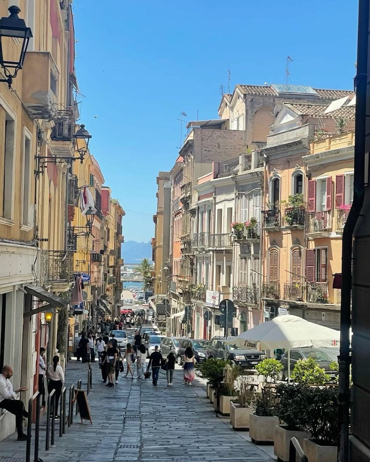 Gasse in der Altstadt von Cagliari mit Blick aufs Meer